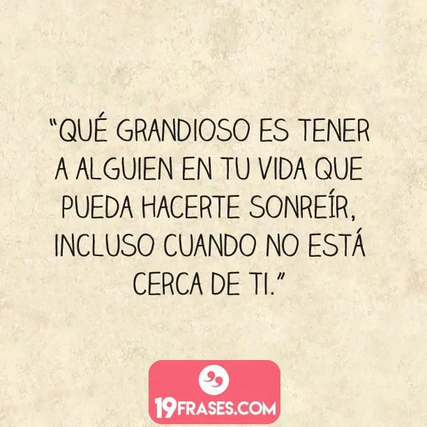 frases para poner en instagram - Qué grandioso es tener a alguien en tu vida que pueda hacerte sonreír incluso cuando no está cerca de ti.